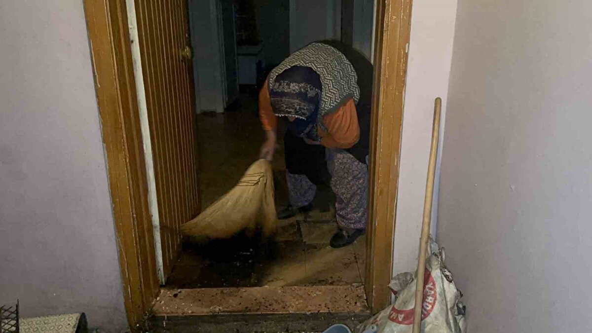 Olay Rızaiye Mahallesi Saygın Sokak üzerinde bulunan 5 katlı bir apartmanın bodrum katındaki dairede meydana geldi.