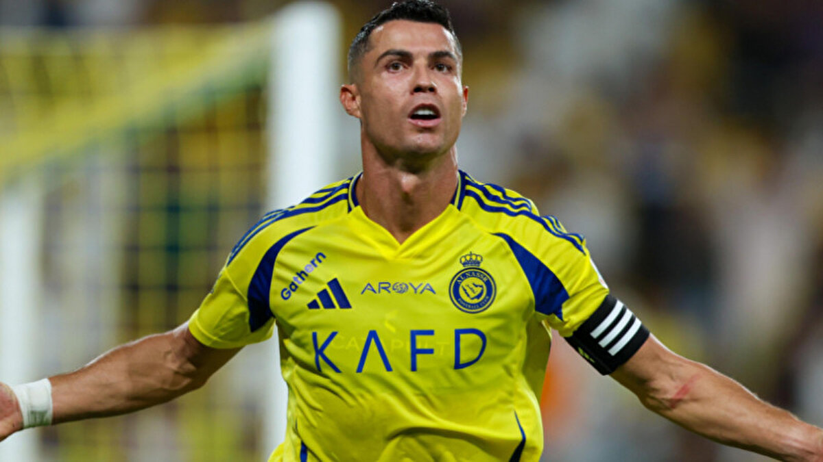 Al Nassr'a şok yenilgi<br><br>Al Hilal, son olarak Suudi Pro Lig'in 26. haftasında Al Nassr'ı konuk etti. Jorge Jesus'un takımı mücadeleyi 3-1 kaybederek şampiyonluk yarışında ağır bir darbe aldı.<br>