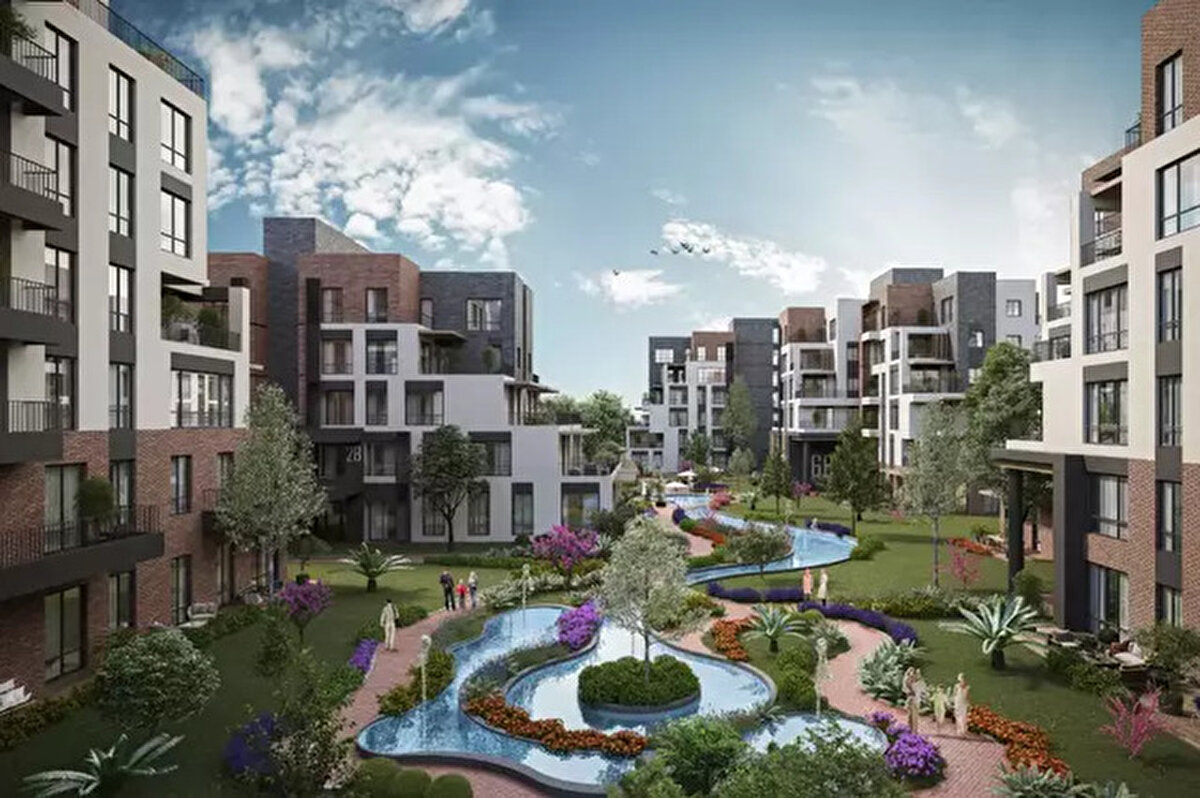 EMLAK KONUT KAMPANYASI ÖDEME PLANLARI<br><br>Emlak Konut GYO, ‘Kazançlı Yatırım Kampanyası’ ile ev sahibi olmak isteyen vatandaşlara 3 farklı finansman modelini sunuyor.<br><br>Birinci modelde, peşinatsız azalan taksit seçeneği bulunuyor. Peşinat ödemeden ev sahibi olma imkânı sunulan seçenekte, taksit ödemeleri de her geçen ay azalarak devam ediyor. Aylık yüzde 0,99 vade farkı ile 60 aya kadar vade seçeneği de sunuluyor.<br><br>İkinci modelde, ilk 12 ay boyunca taksit ödemeleri Emlak Konut tarafından karşılanıyor, böylece ev sahibi olmak isteyenler ilk yılı ödeme yapmadan geçirebiliyor. Bu sayede alıcılar, toplamda yüzde 12 oranında bir kazanç elde ediyor. Ayrıca, aylık yüzde 1,29 vade farkı ile 60 aya kadar taksit imkânı sunuluyor.<br><br>Üçüncü modelde, Emlak Konut olarak, ev sahibi olmak isteyenlere leasing destekli finansman modeli sunuyor. Bu model, uzun vadeli ve esnek ödeme seçenekleriyle ev sahibi olmayı daha kolay ve erişilebilir hale getiriyor.<br><br>Leasing destekli finansman modelinde, peşinat ödemeden veya tercih ettiğiniz peşinat tutarıyla, evin satış bedelinin tamamı için Emlak Katılım Bankası ile finansman imkânı sağlanıyor. Bu sayede, ödeme planınızı bütçenize göre esnek bir şekilde düzenleyebilirsiniz. Ayrıca 120 aya kadar vade imkanı da sunulmaktadır.