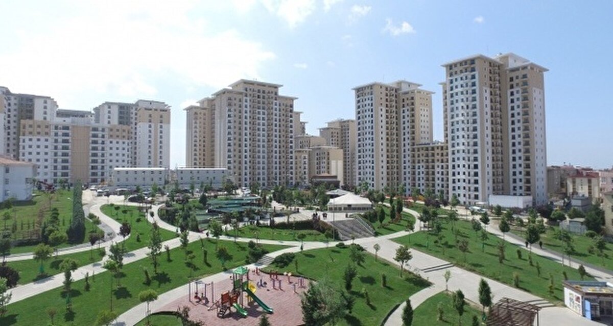 EV TESLİMATLARI NE ZAMAN YAPILACAK?<br><br>Emlak Konut'un duyurduğu kampanyada bulunan projelerinin teslim tarihleri konusunda ise bu yıl teslim edilecek projeler olduğu gibi 3 yıla kadar sürecek projelerin de olduğu belirtildi.