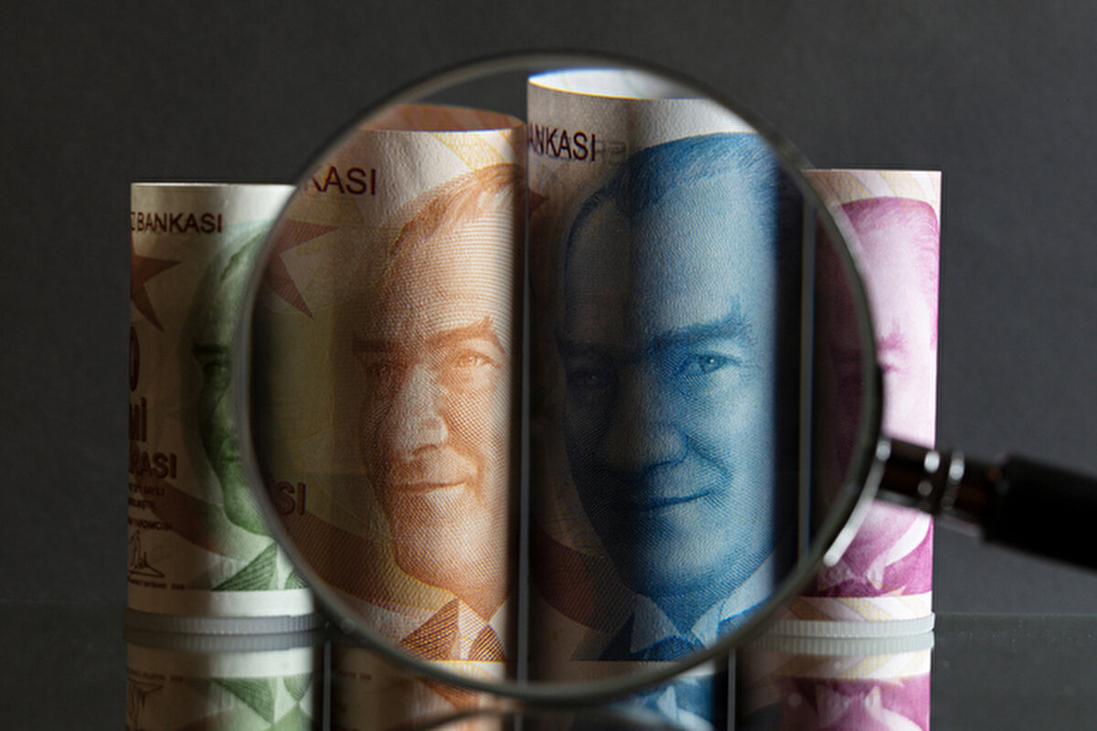 Konut ve iş yeri sahiplerinin gelirlerine ilişkin vermesi gereken kira beyannamesi için son gün yaklaşıyor. 2024 yılına ait gelirleri kapsayan beyannamelerin en geç 7 Nisan’a kadar teslim edilmesi gerekiyor. Beyan sonucunda oluşacak gelir vergisi ise Nisan ve Temmuz aylarında iki taksit halinde ödenecek. Peki, bu yıl için kira gelirinde beyanname verme sınırı kaç bin TL olarak belirlendi, kimler bu beyanı yapmakla yükümlü?<br><br>