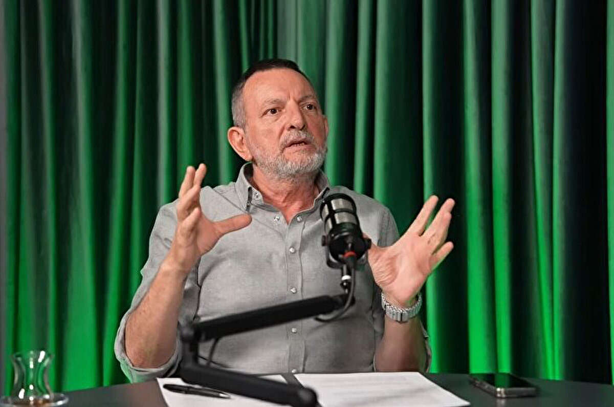 Feridun Niğdelioğlu: "Sezon sonunda Okan Buruk da yok, Dursun Özbek de yok. Okan Buruk yorulmuş. Dinlenmeye geçecek. Şampiyon olsa da ailesiyle vakit geçirme kararı almış. Kendi bırakıyor bu arada. Eyvallah diyecek ve kendince böyle bir plan yapmış."<br>