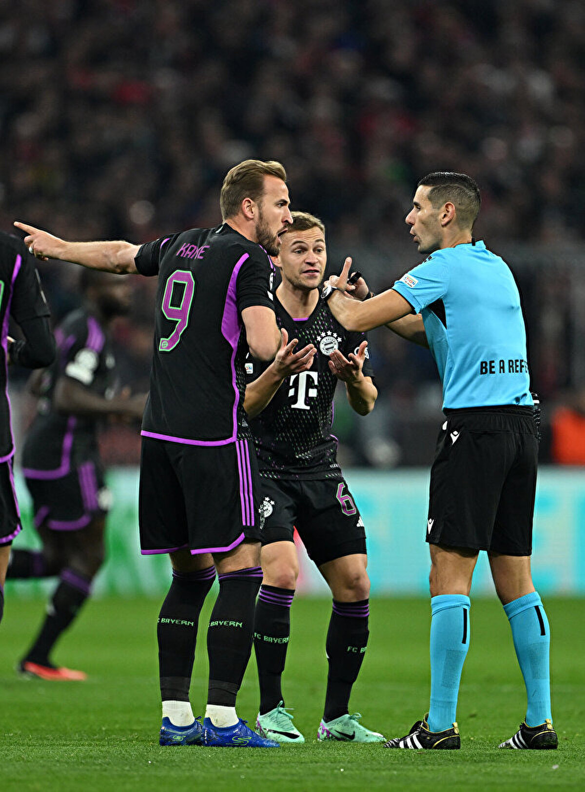 Nobre, ekranda çizgi çizilemediği için protokole uyarak yan hakemin kararına uydu. VAR odasındaki Tiago Martins ve Juan Martinez ile 2 kez konuşan Nobre sonrasında golü verdi.<br>