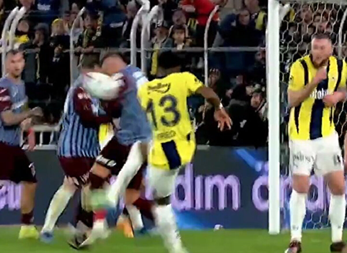 Mark Clattenburg : "Karar doğru. Eğer kolunu daha fazla açmış olsaydı penaltı olacaktı."<br>