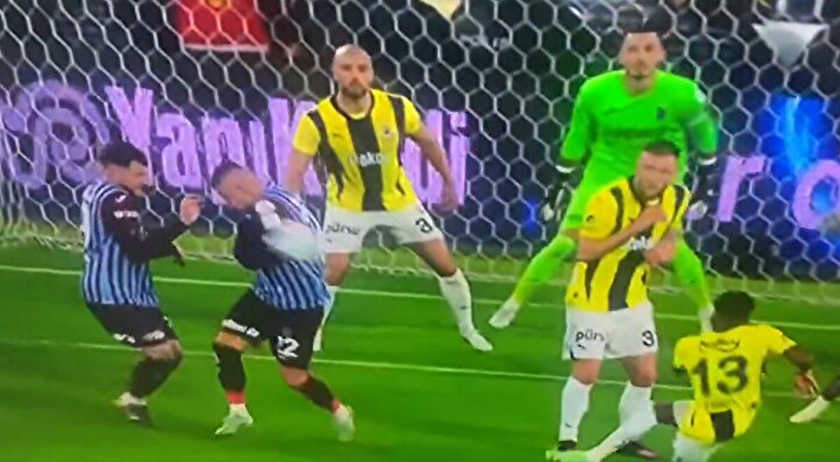 Sarı-lacivertliler, 45. dakikada Fred'in şutunda Zubkov'a çarpan topta penaltı bekledi. Yoğun itirazlar sonrası VAR hakemi ile iletişime geçen hakem Mehmet Türkmen, maçı kaldığı yerden devam ettirdi.<br>