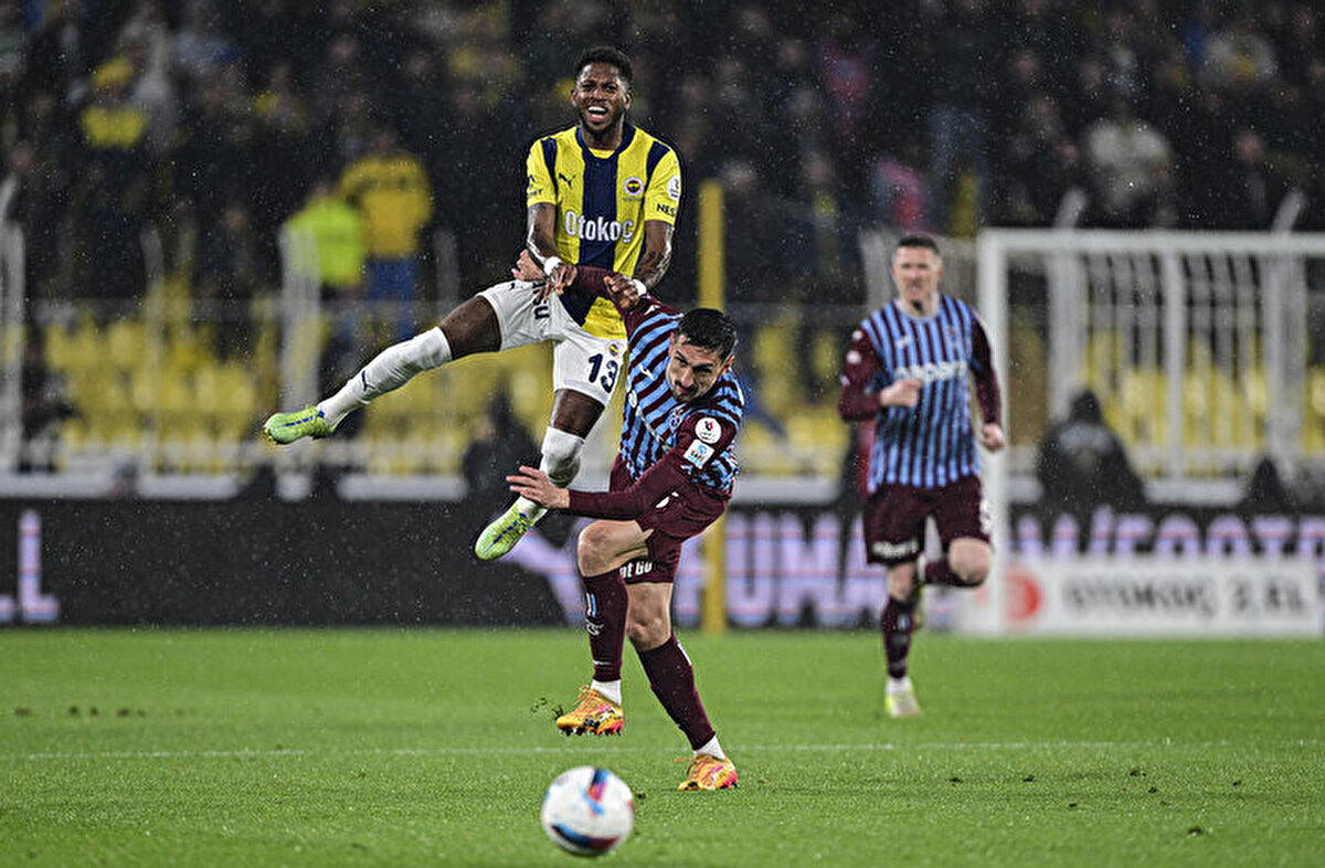 Fenerbahçe, Süper Lig'de lider Galatasaray'ın 6 puan gerisinde bulunuyor. Sarı Lacivertliler, bu karşılaşmayı kazanması halinde fark 3'e düşecek. Galatasaray'ın BAY geçtiği haftada Fenerbahçe için kritik önem taşıyan karşılaşmada ilk yarıda yenik düşen sarı lacivertlilerde teknik heyete de eleştiriler yapıldı.<br>