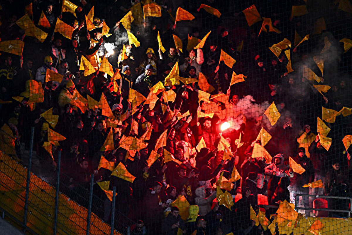 Fenerbahçeli taraftarlar, tepkilerini takımlar soyunma odasına giderken de devam ettirdi.<br>