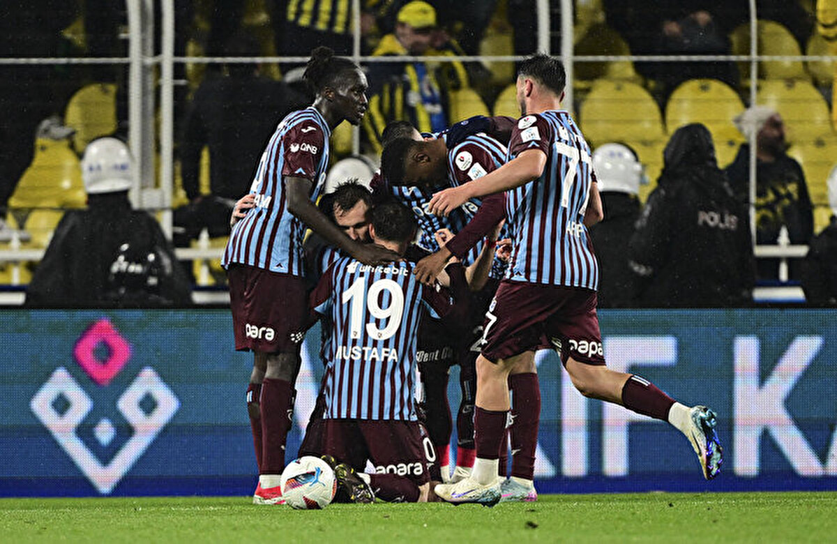 Trabzonspor, Draguş'un attığı golle Fenerbahçe maçının ilk yarısını 1-0 önde kapattı.<br>