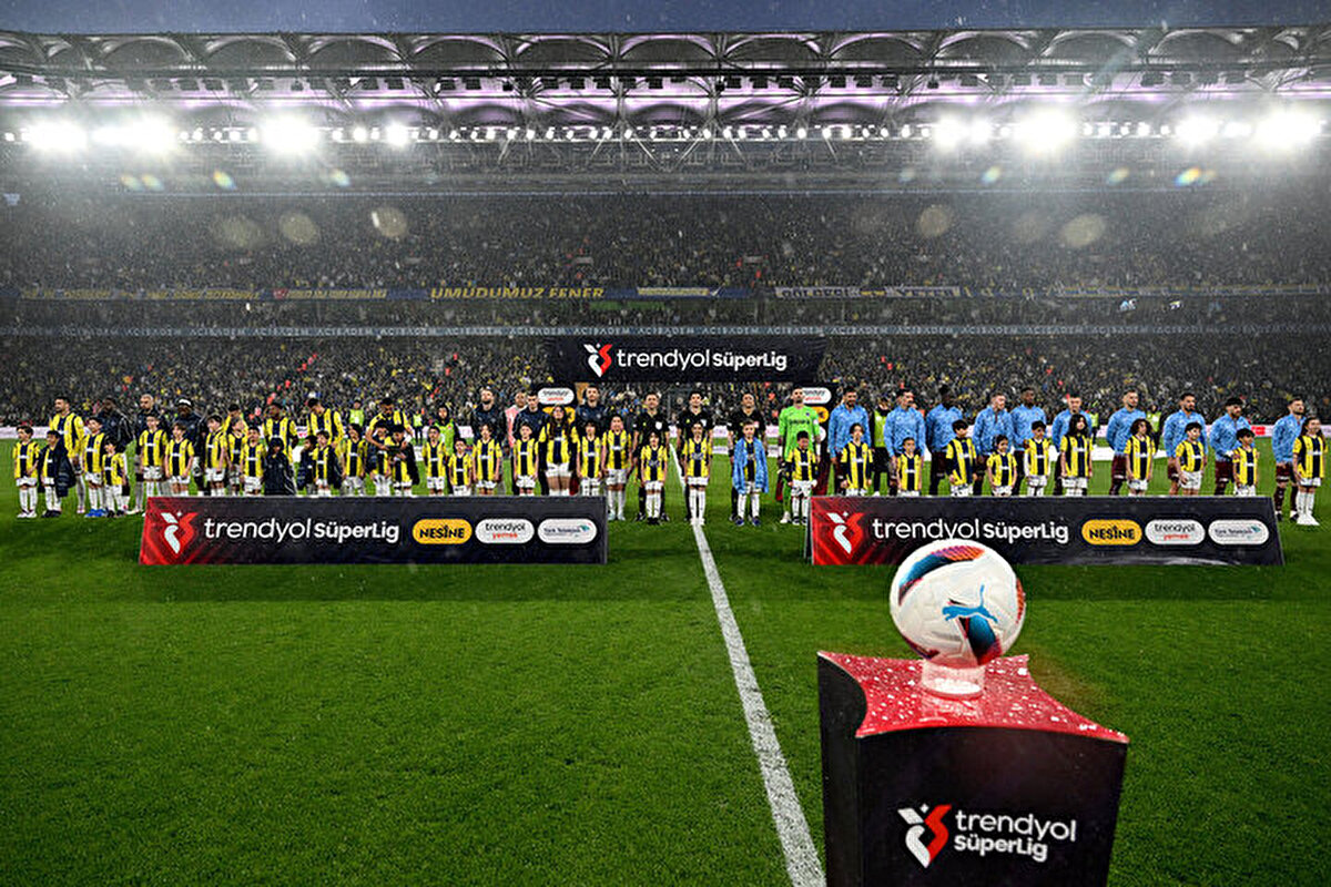 Öte yandan Fenerbahçeli taraftarlar ilk yarının son bölümünde ve devre arasında 'Ali Koç istifa, yönetim istifa' sloganları atmaya devam etti.<br>