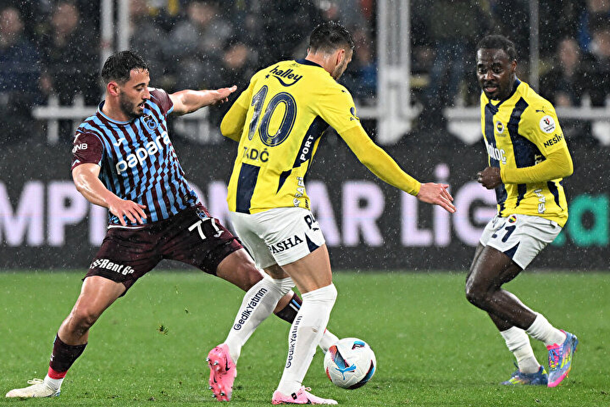 Fenerbahçe - Trabzonspor maçının ilk yarısı deplasman ekibinin 1-0'lık üstünlüğü ile sonuçlandı.<br>