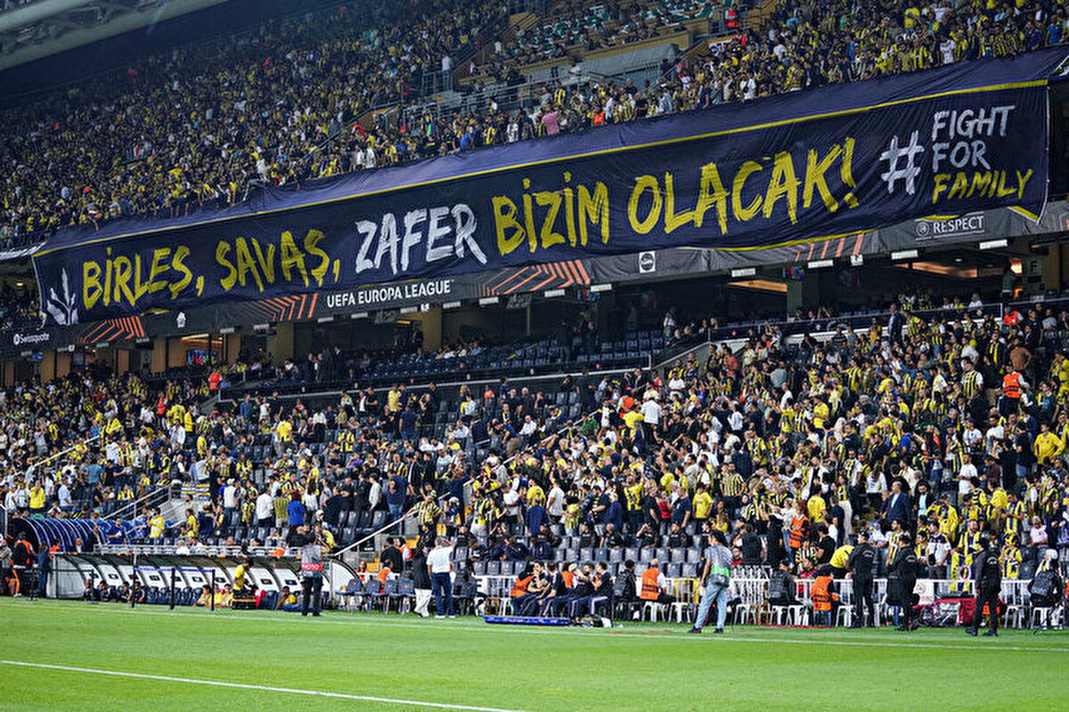 Draguş'un attığı golden sonra 1-0 yenik duruma düşen Fenerbahçe'de taraftarlar futbolculara tepki göstermeye başladı. Sarı Lacivertli tribünlerden "Sabrımız taşıyor adam gibi oynayın" sloganları yükseldi.<br>