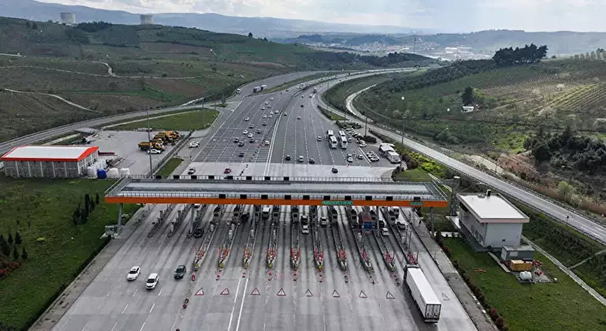 İSTANBUL-İZMİR OTOYOLU'NDA DÖNÜŞ HAREKETLİLİĞİ<br>Bayram tatili dönüşü için İstanbul-İzmir Otoyolu'nu tercih eden vatandaşlar, özellikle otoyolun Bursa Kuzey Gişeleri bölümünde yoğunluk oluşturdu. Karayolları, polis ve jandarma ekipleri de ulaşımın aksamaması için belirlenen güzergahlarda denetimlerini sürdürüyor