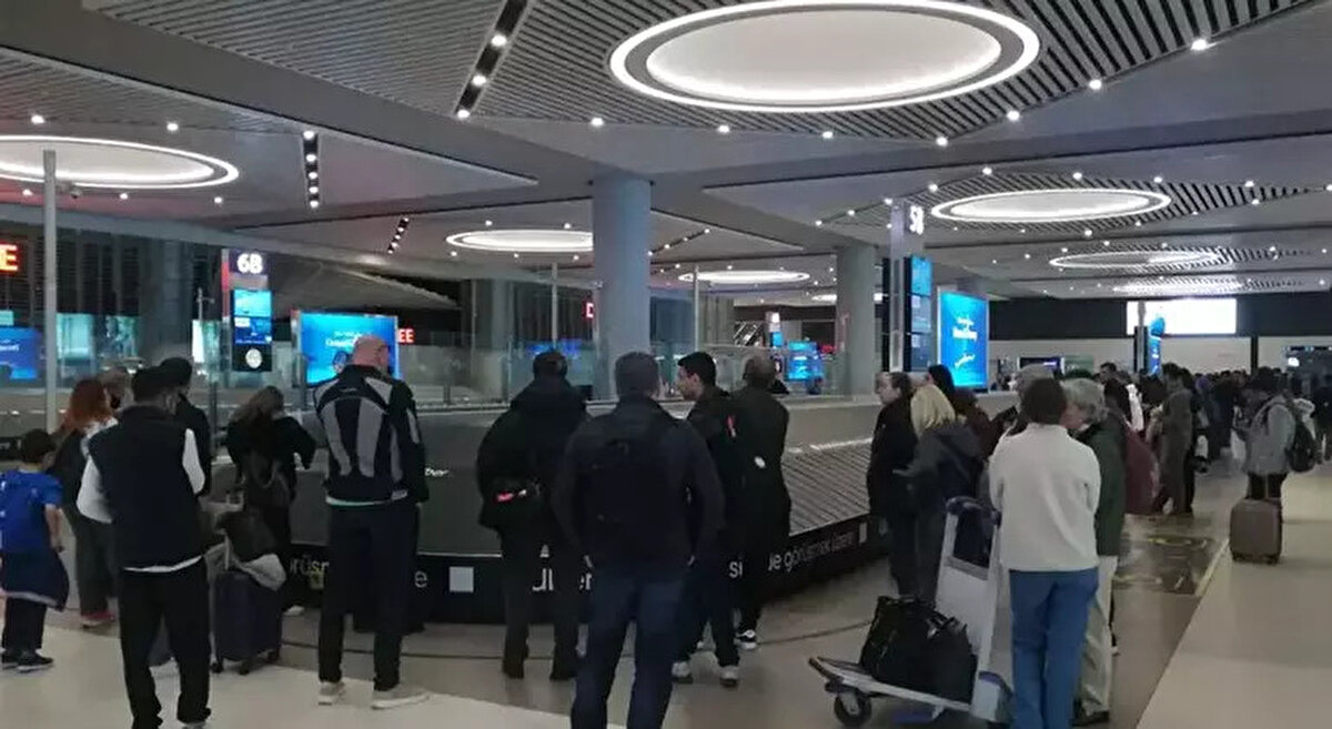 İSTANBUL HAVALİMANI<br>Ramazan Bayramı tatili sürecinde iç ve dış hat noktalarına seyahat eden yolcuların kente dönüşleri dolayısıyla İstanbul Havalimanı'nda yoğunluk yaşanıyor.Bayramda 9 günlük tatil dolayısıyla memleketlerine ve tatil bölgelerine giden İstanbulluların, kente dönüşü sürüyor.Dönüşlerini tatilin son gününe bırakan yolcular, İstanbul Havalimanı'nda, özellikle iç hatlar geliş terminalinde yoğunluk oluşturdu.Valizlerini almak isteyen yolcular, bagaj bantlarının bulunduğu alanda sıra bekledi. İstanbul Havalimanı İşletmecisi İGA, hava yolu şirketleri ve diğer birimler ise yoğunluğu azaltmak için önlemlerini arttırdı.Havalimanı işletmecisi İGA ve Turkish Ground Services (TGS) çalışanları, bagaj alım alanında ve çıkışta yolculara yardımcı olup onları yönlendirdi.