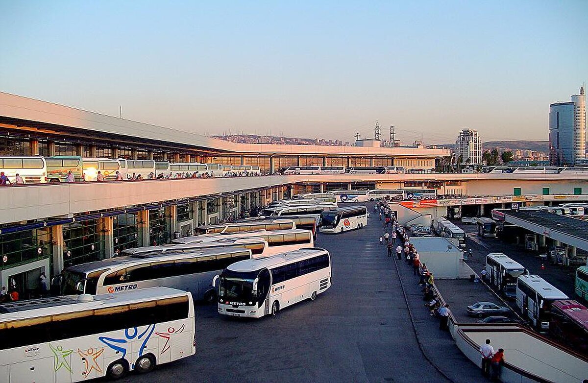 AŞTİ'DE BAYRAM TATİLİ DÖNÜŞÜ HAREKETLİLİĞİ<br>Ramazan Bayramı tatilinin son gününde Ankara Şehirlerarası Terminal İşletmesi'nde (AŞTİ) otobüs ve yolcu yoğunluğu yaşanıyor.Bayramı da kapsayan 9 günlük tatil için memleketlerine ya da tatil bölgelerine gidenler, dönüş yolculuğuna geçti.Otobüs ve yolcu yoğunluğu yaşanan terminalde herhangi bir aksaklık yaşanmaması için önlemler artırıldı.Şehir dışından gelen birçok yolcu, evlerine ulaşmak için taksi ve toplu taşıma araçlarını tercih ederken, bazıları ise yakınları tarafından karşılandı.Bayram tatili dönüş yoğunluğunun gece geç saatlere kadar süreceği tahmin ediliyor.