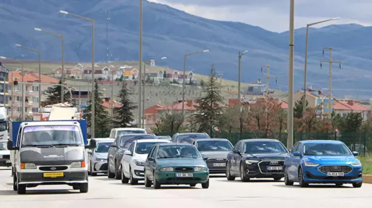 AFYONKARAHİSAR-ANTALYA KARAYOLU<br>Afyonkarahisar- Antalya kara yolu ve dinlenme tesislerinde yoğunluk oluştu. Dün akşam saatlerinde başlayan araç yoğunluğu, bugün öğle saatlerinde arttı.İlçedeki kavşaklarda önlem alan polisler, sürücüleri emniyet şeridini kullanmamaları ve trafik kurallarına uymaları yönünde uyardı. Yoğunluk nedeniyle trafik akışında zaman zaman yavaşlamalar ve maddi hasarlı kazalar meydana geldi.