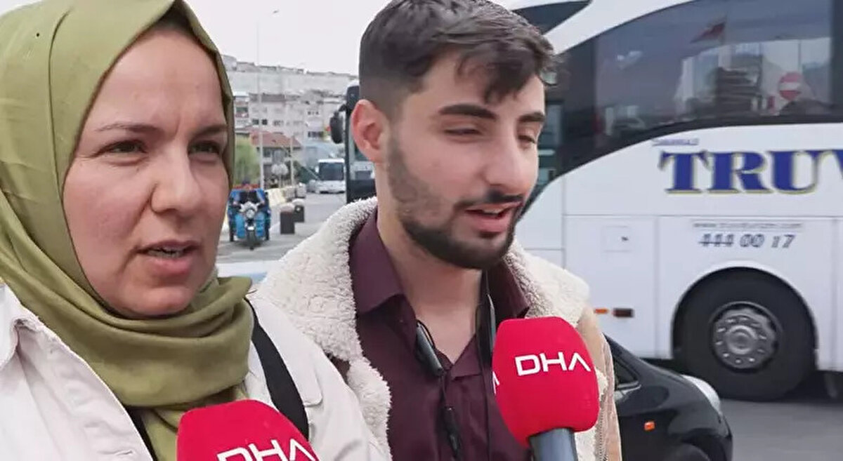 'BİLET BULMAKTA ÇOK ZORLANDIM'Bayram dönüşü nedeniyle yoğunluk yaşandığını ifade eden Ege Salih Başhan ise “Tekirdağ'dan geliyorum. Normalde buralıyım ama bayramı orada geçirdim. Özellikle dönüş yolculuğu çok yoğun. Otobüsler doluydu, bilet bulmakta çok zorlandım. Aslında bu kadar yoğunluğu bugün beklemiyordum. Bayramın bitişiyle birlikte olur diye düşünüyordum ama tatilin uzaması yoğunluğu bugüne taşımış" diye konuştu.