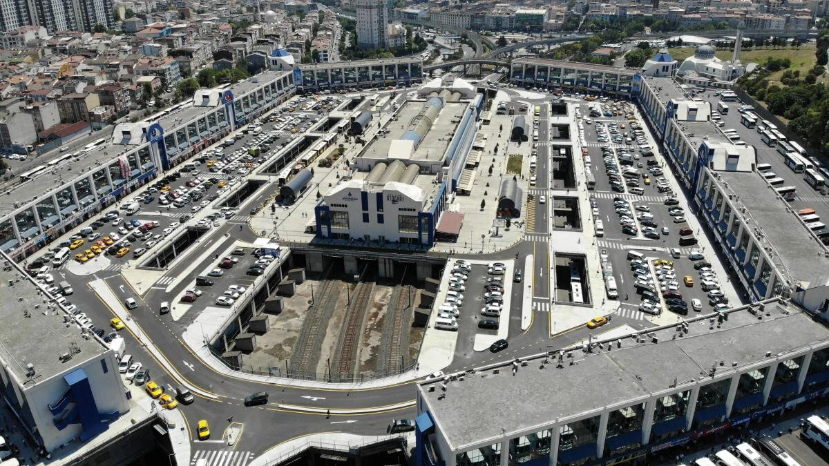15 TEMMUZ DEMOKRASİ OTOGARI'NDA YOĞUNLUK<br>9 günlük Ramazan Bayramı tatilini İstanbul dışında geçirenler geri dönmeye devam ediyor. Sabah saatlerinden itibaren 15 Temmuz Demokrasi Otogarı'nda yoğunluk oluşurken otobüsler ve yolcularını karşılamak için özel araçlarıyla gelenler otogara girişte uzun araç kuyrukları oluşturdu. Bazı yolcular ellerindeki valizlerle yürümek zorunda kaldı.'TRAFİK ÇOK YOĞUNDU, İLERLEYEMEDİK'Otogardaki yoğunluk hakkında konuşan Ali Özdemir, “Memleketim, Niğde'ye gidiyorum. Oğlumun yanına ziyarete gelmiştim, şimdi geri dönüyorum. Aşağılarda trafik çok yoğundu, ilerleyemedik. 'Sen dön bari, ben yürüyeyim' dedim. Şimdi yaya olarak devam ediyorum. Mecburen beklemek zorundayım. Önce İzmit'e gideceğim, oradan da başka bir araçla memlekete geçeceğim" dedi.