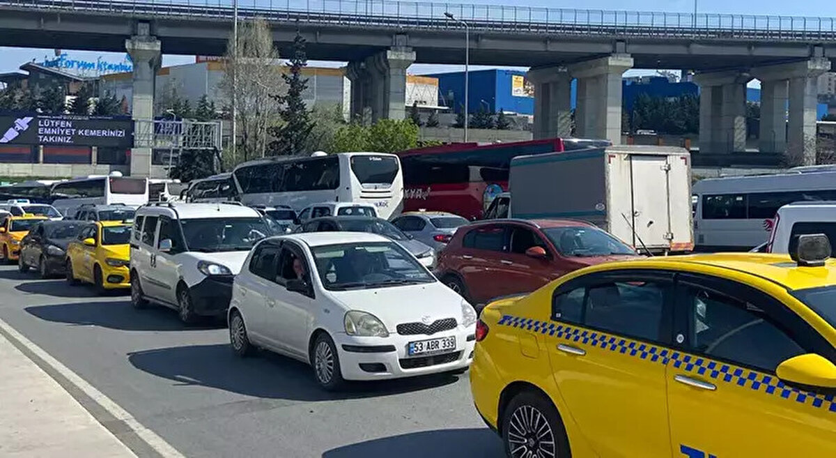 'BU KADAR YOĞUNLUĞU BEKLEMİYORDUK'Kardeşiyle birlikte bayram tatiline çıktıklarını belirten Ahmet Talaf, “Adıyaman'a gittik, ardından Antep'e uğradık, şimdi de İstanbul'a döndük. Artık işimize gücümüze bakacağız. Babam bizi arabayla almaya geliyor ama trafik çok yoğundu. Biz de 'Bizi dışarıda indir, yürüyerek gelelim' dedik. Bu kadar yoğunluğu beklemiyorduk, açıkçası şaşırdık" ifadelerini kullandı. Ailesiyle birlikte Adana'dan döndüğünü söyleyen Şükran Er ise, “Adana'dan geliyoruz. İstanbul'dan gitmiştik, tatili orada geçirdik. Dönüş yolculuğu çok zorluydu, trafik vardı ve oldukça yorucuydu" dedi