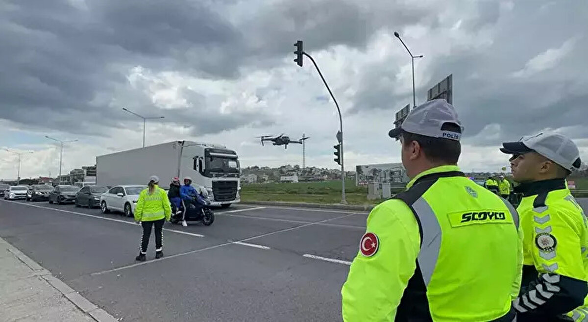 TEKİRDAĞ-İSTANBUL KARA YOLUNDA ARAÇ YOĞUNLUĞU<br>Bayram tatillerini Trakya Bölgesi, Çanakkale, Saros Körfezi ve Ege kıyalarında geçirenler, İstanbul'a dönmeye başladı. Dönüş yoluna geçen tatilciler nedeniyle Tekirdağ-İstanbul kara yolunda araç yoğunluğu oluştu. Tekirdağ-İstanbul kara yolunda daha önce 4 ekip 8 personelle yürütülen trafik denetimleri, 22 ekip ve 46 personele çıkarıldı. Ekipler dron, kamera ve yeni nesil radar sistemleriyle trafiği kontrol ederken, yoğunluk anlarında ışık yönetimi ve emniyet şeritlerinin kullanımı gibi yöntemlerle akışı hızlandırmayı hedefliyor. Jandarma ekipleri de kara yolu üzerindeki kritik noktalarda önlem aldı.