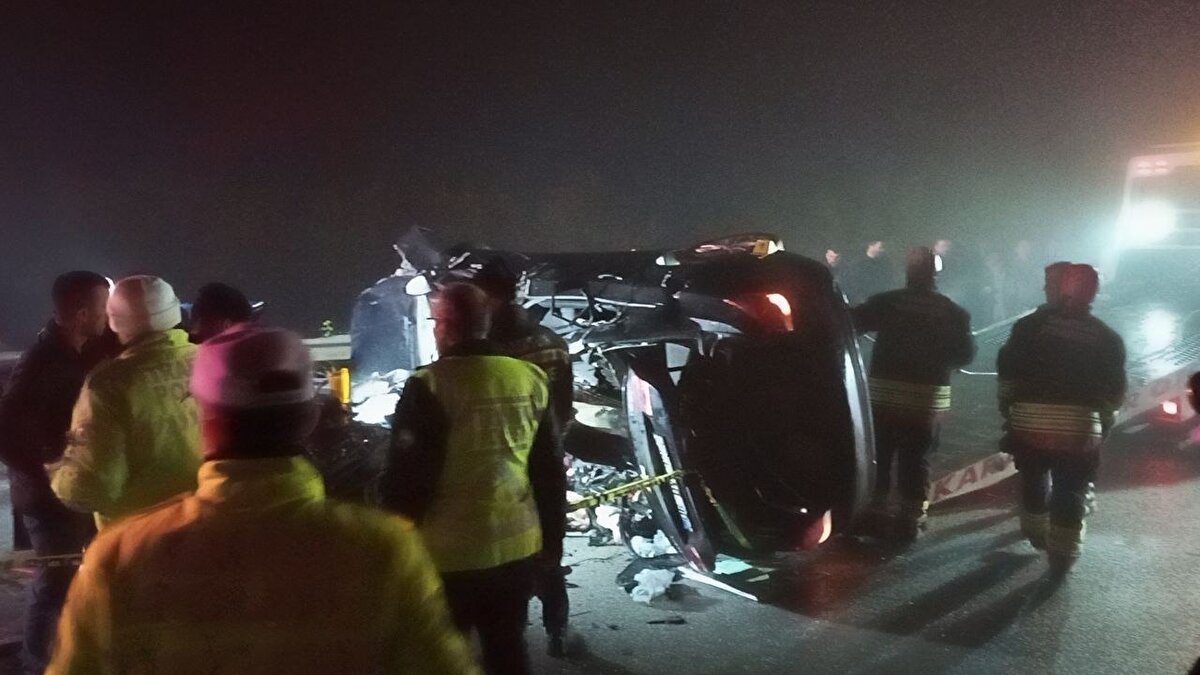 Kazada otomobil sürücüleri ile araçlarda bulunan G. A. (49) ve A. A. (58) olay yerinde hayatını kaybetti. E. A. (24) ise ağır yaralandı.