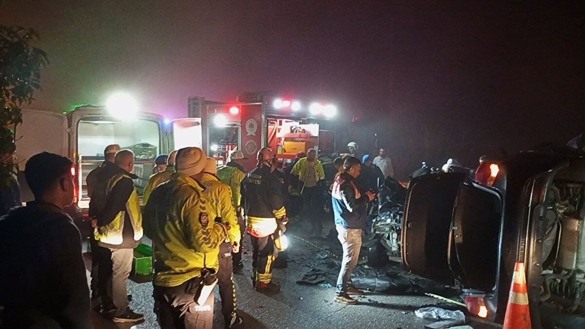 Kaza nedeniyle Ordu-Samsun kara yolunda trafik tek şeritten kontrollü olarak veriliyor.