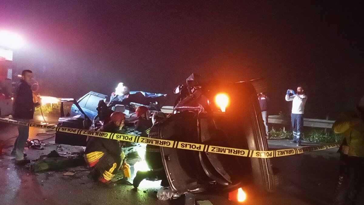 İlçenin Karaağaç mevkisinde Samsun'dan Ordu istikametine giden Z. A. (59) idaresindeki 06 DV 3250 plakalı otomobil, sürücüsünün direksiyon hakimiyetini kaybetmesi sonucu orta refüjden karşı şeride geçerek Ordu'dan Samsun istikametine seyir halindeki T. A. (33) idaresindeki 55 FA 026 plakalı otomobile çarptı.