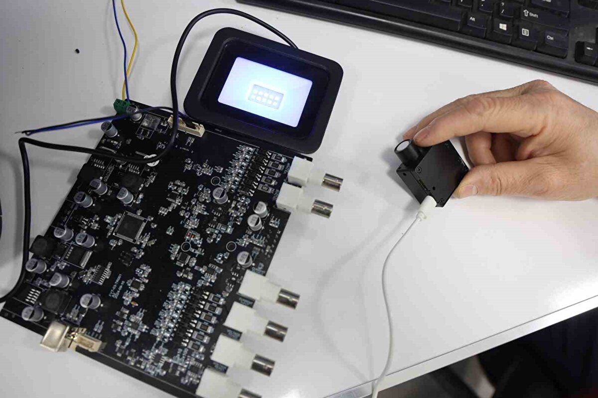 Geliştirilen sistem, sarılık hastalığının kısa sürede tedavi edilmesini sağlayarak, yenidoğanların sağlığını korumayı hedefliyor. Ayrıca, hastane ortamında bebeklerin beslenmesi konusunda yaşanan zorlukları ortadan kaldırarak, evde tedavi ve beslenme sürecinin daha sağlıklı yürütülmesine katkı sağlıyor. 