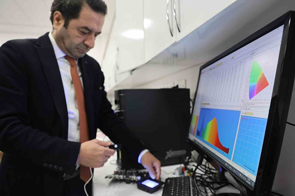 Prof. Dr. Fahrettin Yakuphanoğlu, geliştirdiği sistem hakkında yaptığı açıklamada, "Bu yeni fotonik sistem, özellikle sarılık hastalığının tedavisinde kullanılmak üzere tasarlanmış bir cihazdır. Bilindiği gibi sarılık, yenidoğan bebeklerde sıkça karşılaşılan bir sağlık sorunudur. Zamanında tedavi edilmediğinde ciddi problemlere yol açabilir. Özellikle erken doğan bebeklerde, kısa sürede tedavi edilmemesi durumunda beyin hasarı ve gelişim geriliği gibi riskler oluşabilir. Bu nedenle, sarılık hastalığının hızlı bir şekilde tedavi edilmesi büyük önem taşımaktadır. Ancak hastane ortamında tedavi edilirken bebeğin beslenmesine yeterince dikkat edilemeyebilir. Bu nedenle, evde kullanılabilecek ve tedavi sürecini hızlandıracak bir fotonik sistem geliştirdik" dedi.