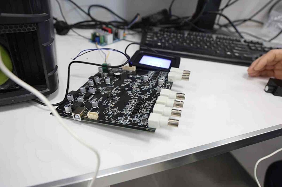 ’’Üç farklı mod ve kontrollü tedavi süreci’’<br><br>Prof. Dr. Yakuphanoğlu, yeni sistemin mevcut tedavi yöntemlerinden farklı olduğuna dikkat çekerek, "Piyasada bulunan mevcut sistemler, yalnızca mavi ışık kullanarak sarılığı tedavi etmeye çalışmaktadır. Ancak bu yöntem, kontrolsüz uygulandığında yenidoğan sağlığı için risk oluşturabilir. Bizim geliştirdiğimiz fotonik sistem, DSÖ’nün belirlediği standartlara uygun, güvenli ve hızlı tedavi sağlayan bir teknolojiye sahiptir Sistem üç farklı modda çalışmaktadır. Bu cihaz, farklı zamanlarda ve farklı dozlarda tedavi sağlayarak, hastalığın en uygun şekilde iyileşmesini sağlıyor. Mevcut sistemlerden farklı olarak, tamamen kontrollü bir ışık tedavisi sunuyor ve hastanın güvenliğini ön planda tutuyor" şeklinde konuştu.