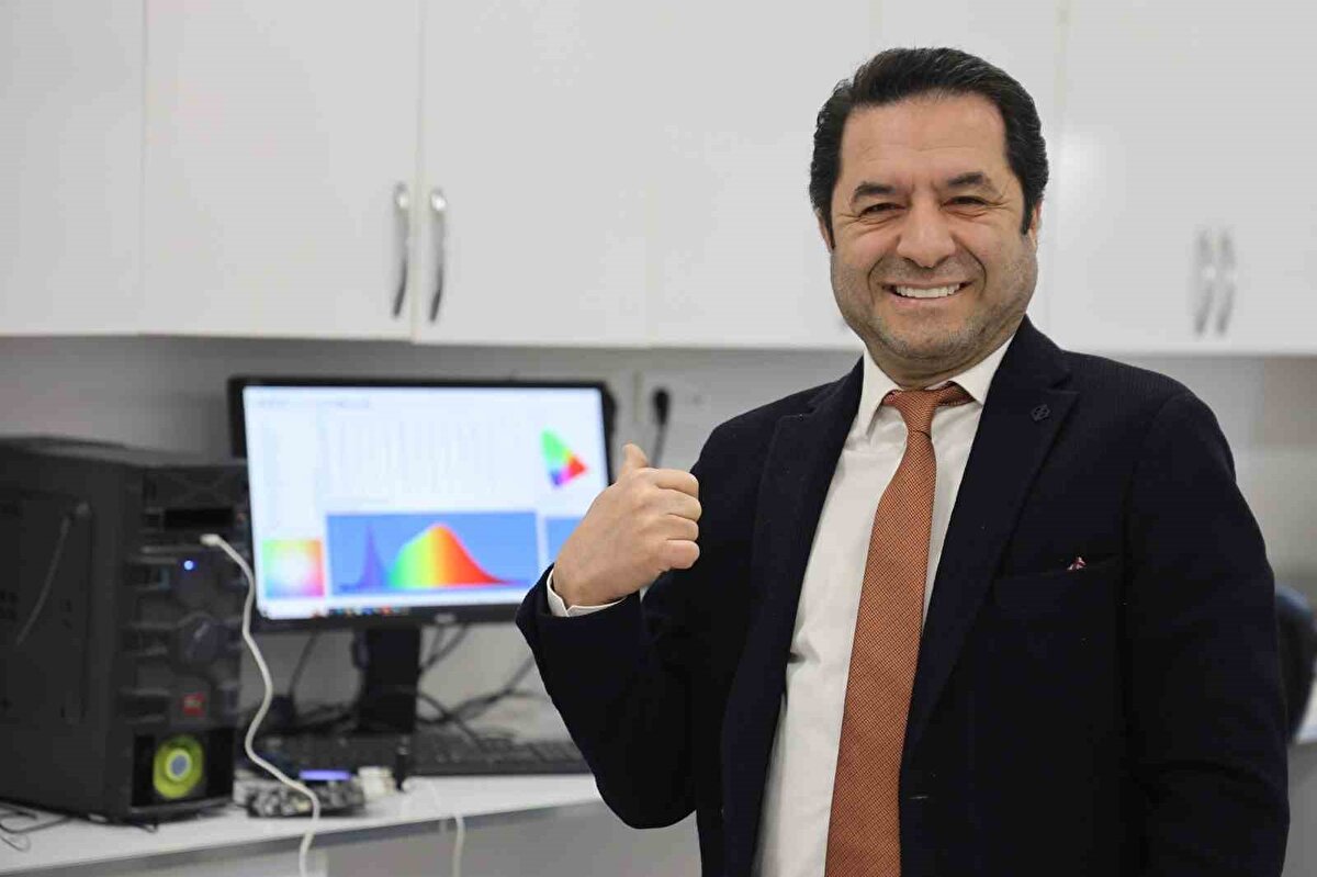 "Bebekler evde güvenli bir şekilde tedavi edilebilecek"<br>Geliştirilen sistemin seri üretime uygun olduğunu ve yatırımcılar için büyük bir fırsat sunduğunu belirten Yakuphanoğlu, "Ürettiğimiz bu cihazı bir yatırım projesine dönüştürdük. Herhangi bir firma, bu teknolojiyi satın alarak üretimini yapabilir ve kendi markasıyla piyasaya sürebilir. Biz, sistemi tüm teknik detaylarıyla yatırımcılara sunmaya hazırız. Firmaların yalnızca dış kasa tasarımını yaparak ürünü yerli bir ürün olarak pazara sunması mümkün. Bilindiği gibi böyle bir isim geliştirmiş olduğumuz sistem Dünya Sağlık Örgütü’nün istemiş olduğu standart değerlere sahip, hızlı tedavi yapabilen bir cihaz özelliğine sahiptir. Dolayısıyla siz böyle bir ürünü aldığınızda çocuğunuzu kolaylıkla evde tedavi edebilirsiniz. Böyle bir sistem özellikle bir battaniye şeklinde çocuğa sararak kolaylıkla evinizde hem çocuğunuzu sağlıklı bir şekilde besleyerek, hem de hastalığını çok kolaylıkla giderebilirsiniz" diye konuştu.