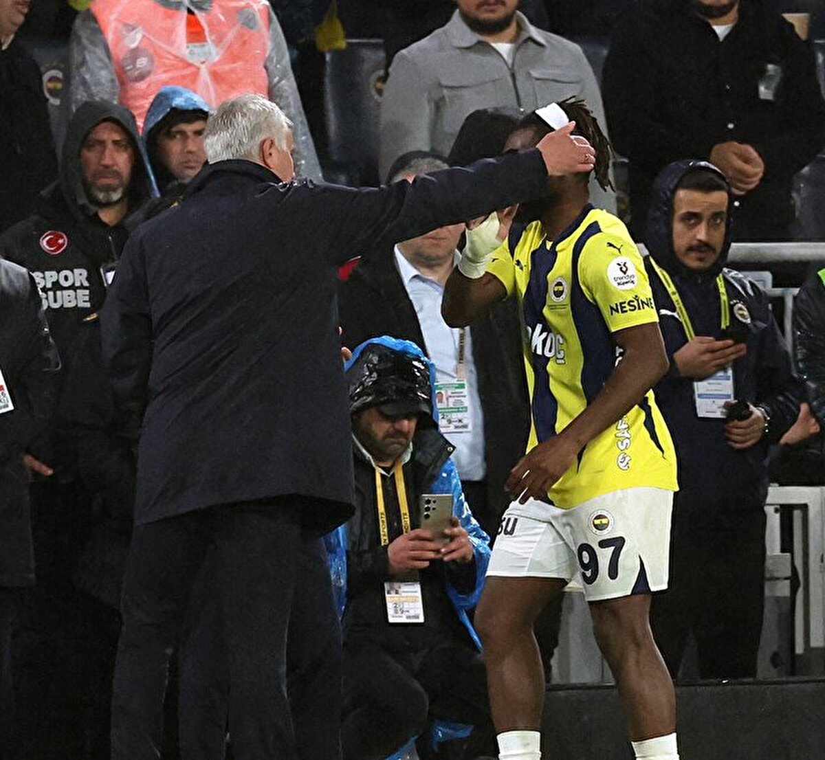 Maximin ile Mourinho'nun bu görüntüsü sosyal medyada büyük ilgi gördü. Stadyumdaki Fenerbahçeli taraftarlar da bu anı ayakta alkışladı.<br>