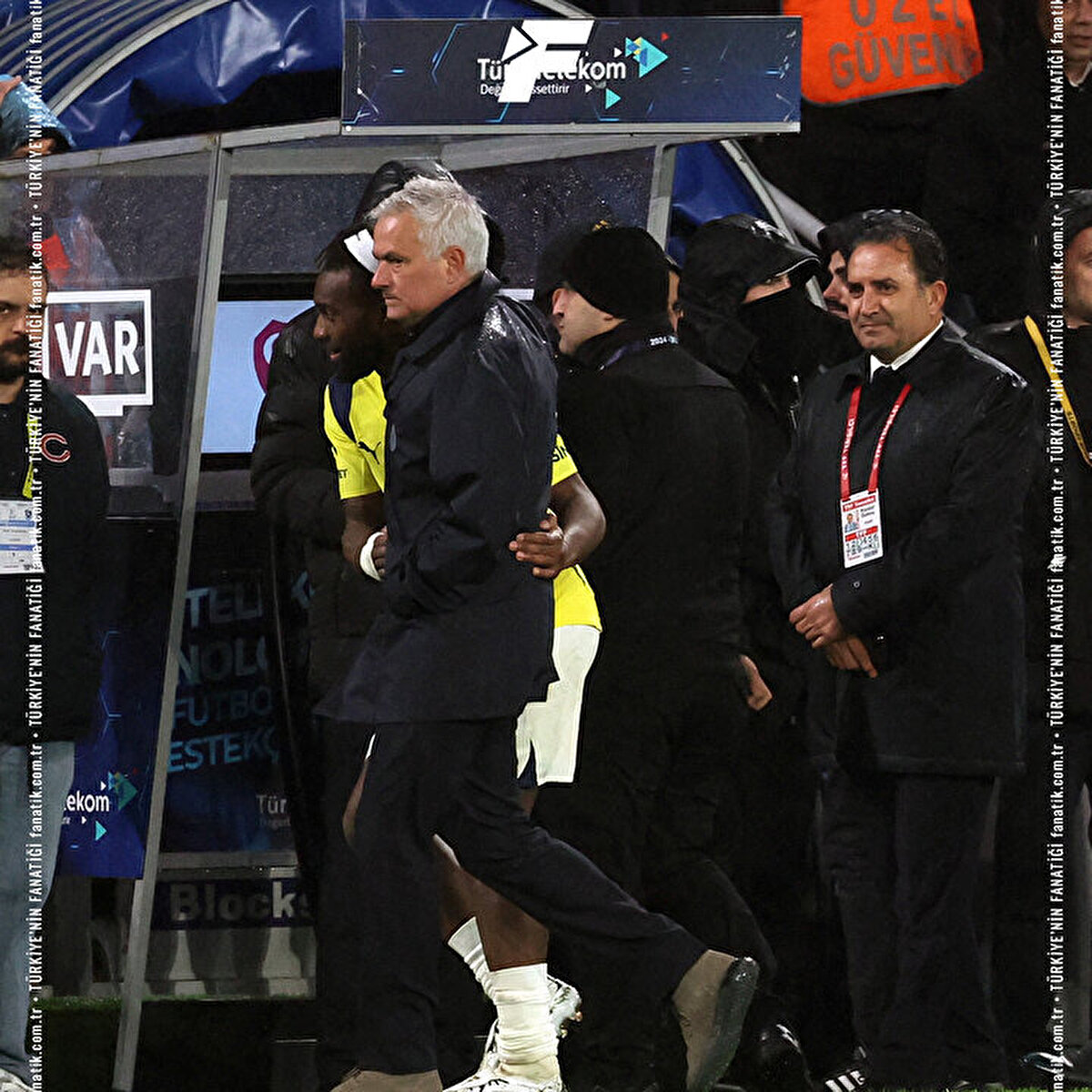 Portekizli teknik adam, saha kenarına aldığı futbolcusunun yanına giderek onu tebrik etti ve yedek kulübesine beraber yürüdü.<br>