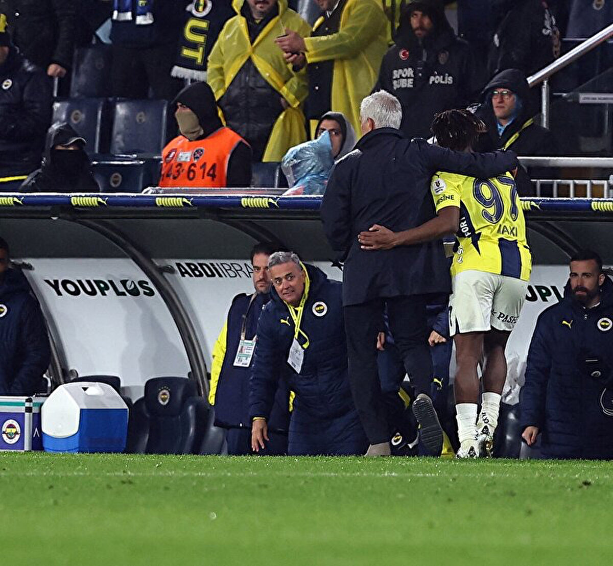 Uzun süredir aralarında sorun olduğu belirtilen Mourinho ve Maximin, Trabzonspor maçında barıştı. Portekizli teknik adamın 11 başlattığı oyuncu, ikinci yarıda sahadan alındıktan sonra Mourinho ile sarıldı.<br>