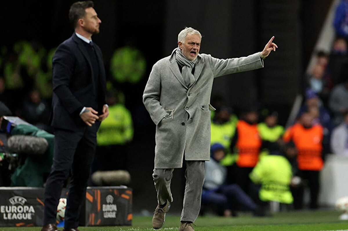 'Dünyanın her yerinde penaltı'<br>"İlk yarıda da iyi bir oyun oynadık. Trabzonspor organize bir takım, iyi bir teknik direktörleri var. İlk yarı dengeliydi. İlk yarı 1-0 biz önde olmalıydık, dünyanın her yerinde penaltı olan pozisyonu hakem görmedi, VAR da çağırmadı. Bodrum ve Galatasaray maçında VAR, hakemi çağırdı ama bu maçta çağırmayarak maçın gerçekliğini değiştirdi."