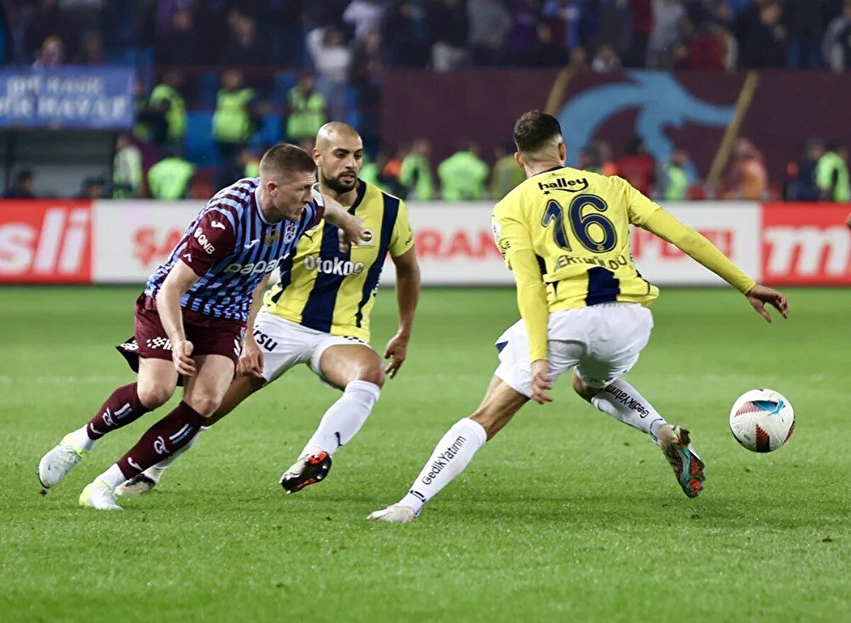 Fenerbahçe, Trendyol Süper Lig 30. haftasında sahasında Trabzonspor'u 4-1 mağlup etti ve zirveyle arasındaki puan farkını 3'e indirdi.