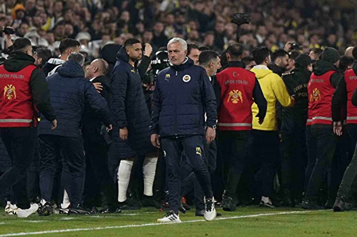 Jose Mourinho, Galatasaray derbisinde Okan Buruk ile yaşadıkları gerginlik hakkında, "1 görüntü 1.000 kelimeden çok daha iyidir. Ben şimdi size olayları anlatırsam benim versiyonum olur. Kelimelerin çok bir anlamı yok. Görüntüler konuşur. Herkes de görüntüleri gördü. Eminim Hollywood'dakiler de görmüştür" dedi.<br>