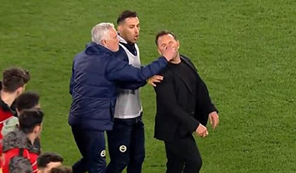 Fenerbahçe Teknik Direktörü Jose Mourinho, Galatasaray'a 2-1 yenilerek elendikleri kupa maçından sonra Sarı Kırmızılıların Teknik Direktörü Okan Buruk'un burnunu sıkmıştı.<br>