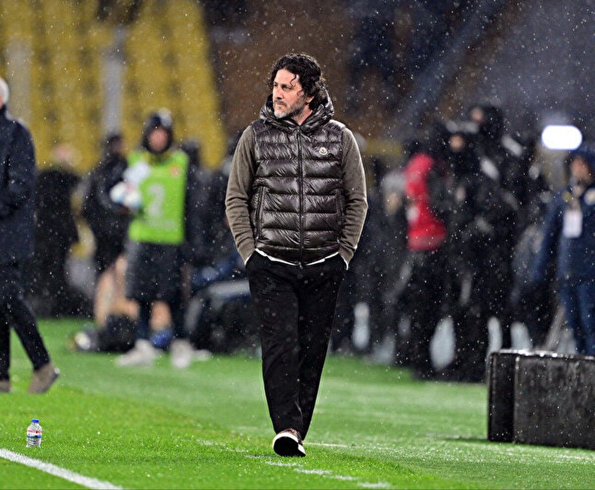 'İlk yarı içeri daha farklı gidebilirdik'<br>"İlk yarı çalıştığımız şekilde her şeyiyle olumlu fırsatlar var. Direkten dönen top var. Rakibi özellikle bire birde yakaladığımız pozisyonlar var. İlk yarı içeri daha farklı gidebilirdik. İkinci yarının ilk 15 dakikasını atlatmış olsaydık taraftar tepkisi büyüyecek diye düşünüyordum ama bir anda oyun hiç istemediğimiz bir duruma geldi. Bu durumları daha doğru geçirmemiz lazım, topa sahip olarak kontrolü yavaşlatmamız gerektiğini de söyledim ama bunu başaramadık."