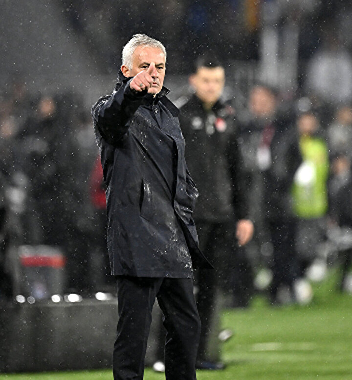 Jose Mourinho, Türkiye Kupası'nda Okan Buruk ile yaşadığı gerginlik sebebiyle 3 maç ceza aldı. Portekizli teknik adam, 4 maçın altında ceza aldığı için bu cezasını Türkiye Kupası'nda çekecek.<br>
