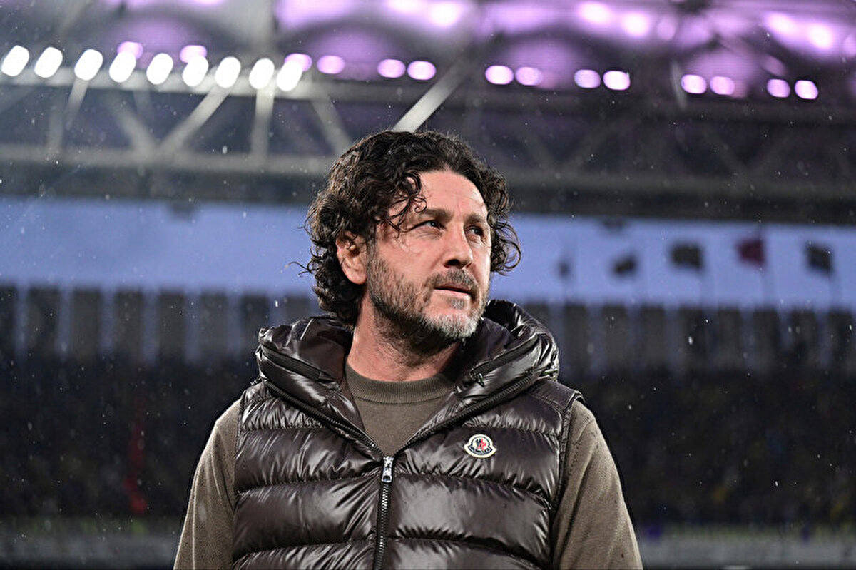 Trabzonspor, Trendyol Süper Lig 30. haftasında konuk olduğu Fenerbahçe'ye 4-1 mağlup oldu. Yenilginin ardından Trabzonspor Teknik Direktörü Fatih Tekke basın toplantısında soruları yanıtladı.<br><br><br>Fatih Tekke'nin açıklamaları şöyle;<br>'Kritik bir pozisyon vardı'<br>"Çok üzgünüz, bizim için bir fırsat maçıydı. Fenerbahçe'nin ilk yarı bir şutu vardı, iç sahadaki en etkisiz kaldıkları maç oldu. İkinci yarı beklerken, penaltı oldu. Olabilir. İlk yarıda da kritik bir pozisyon vardı. Beraberlikten sonra bize yakışmayan goller yedik."