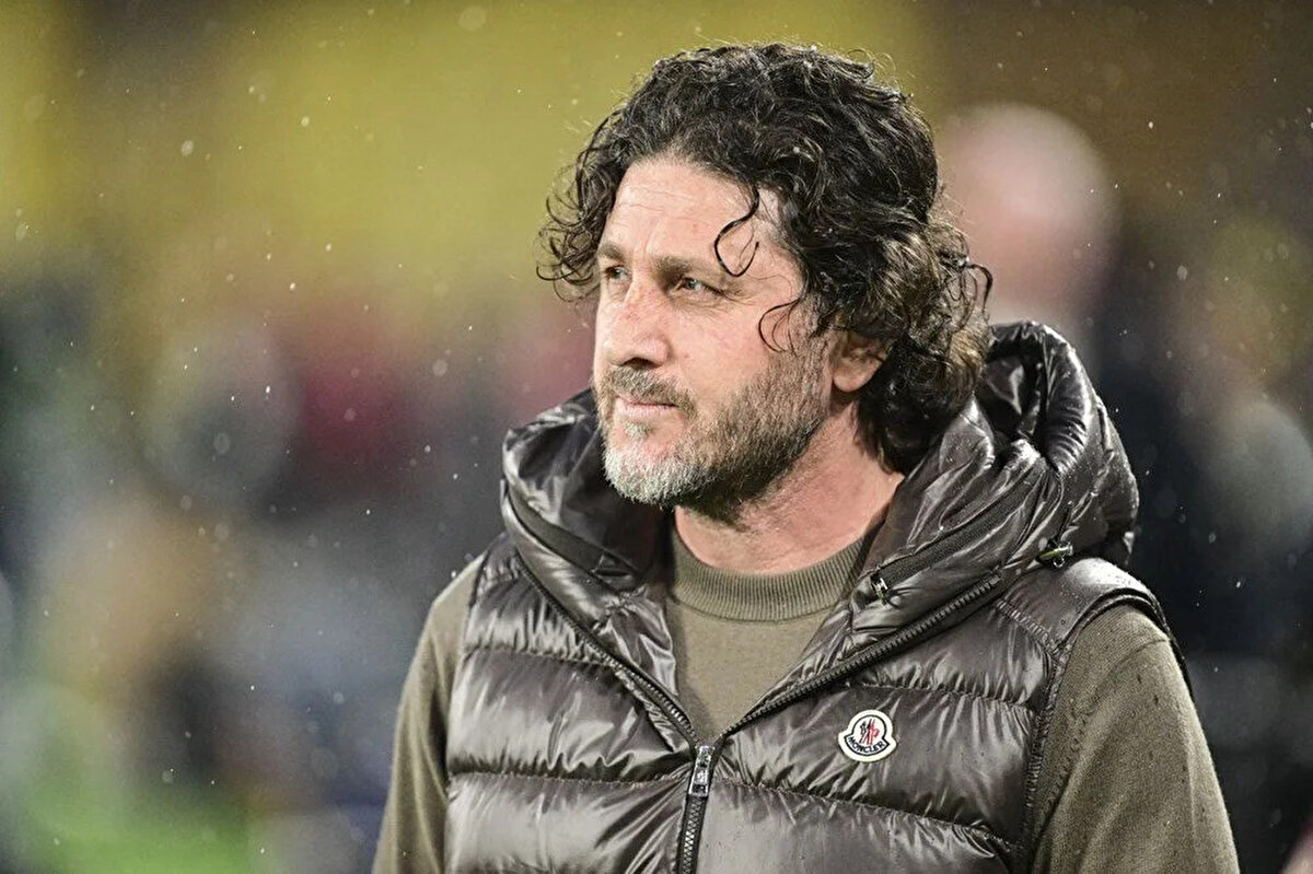 'Daha iyisi olabilirdi, bugün o fırsatı kaçırdık'<br>"Ben takımda pozitif anlamda değişen şeyler olduğunu yaşayarak görüyorum. Bu maçta ilk yarıdaki oyunu görmezden gelemeyiz, bunu yapan bu oyuncular. İkinci yarının başında penaltı pozisyonu belki konuşulmalı. Hemen hemen 1 ay oldu, 4. maçımız ve 2 galibiyet, birer beraberlik ve yenilgi. Daha iyisi olabilirdi, bugün o fırsatı kaçırdık. Oyuncuların coşkusu pozitifler bence. Bizim öncelikle normalleşecek kadar puanları toplayıp kupaya odaklanmamız lazım, hedefimiz orası. Bunu bir yıkım olarak görmem mümkün değil."