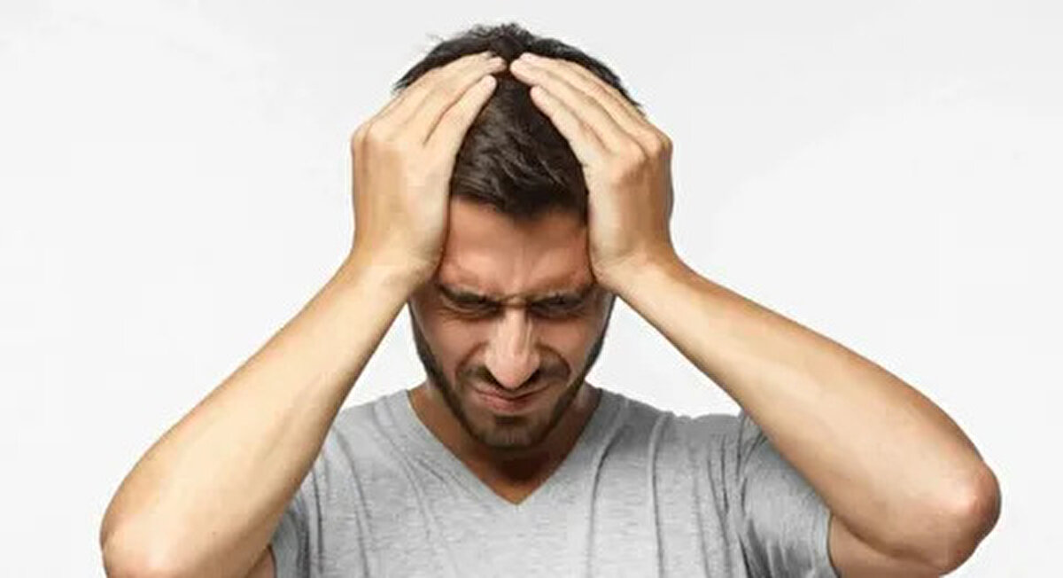 Migren azalabilir<br>Kadınların migrene yakalanma olasılığı erkeklere göre 2 ila 3 kat daha fazladır; ayrıca migren nöbetleri daha sık görülür ve daha uzun sürer.<br><br>Ancak yaşlandıkça bu konuda bazı sevindirici haberler alıyoruz: Migren menopozdan sonra azalabilir.<br><br>Penn Medicine'da nörolog olan Seniha Nur Özüdoğru, çoğu kadının menopozdan sonra migrenden kurtulduğunu belirtiyor.<br><br>Yaşlandıkça kadınlarda migren sıklığı ve şiddeti azalıyor ve hatta artık migren atakları bile geçirmiyorlar.<br><br>Dr. Özüdoğru yaş ilerledikçe kadınların baş ağrısı ve buna eşlik eden mide bulantısı olmadan migren yaşayabileceğini söylüyor.