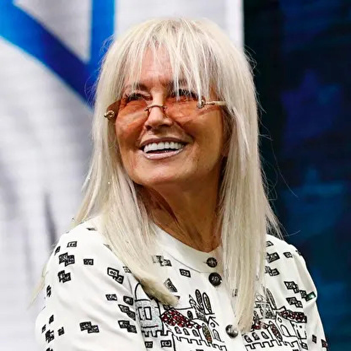 7. Miriam Adelson ve ailesi<br>Net serveti : 32,1 milyar dolar<br><br>Yaş: 79<br><br>Vatandaşlık: ABD<br><br>ABD’de kumarhaneler kralı olarak tanınan Sheldon Adelson 1989’da kurduğu şirketi ile Las Vegas Sands'in yarısından fazlasına sahip olmuştu. <br><br>Eğitimli bir doktor olan Adelson, tıbbi geçmişinin ve hayırseverlik çabalarının çoğunu uyuşturucu bağımlılığıyla mücadeleyle geçirmişti. <br><br>Sheldon Adelson’un 2021 yılındaki vefatının ardından serveti eşi Miriam Adelson ve çocuklarına miras olarak kaldı. <br><br>Miriam Adelson da bu sayede dünyanın en zenginleri arasına adını yazdırdı.