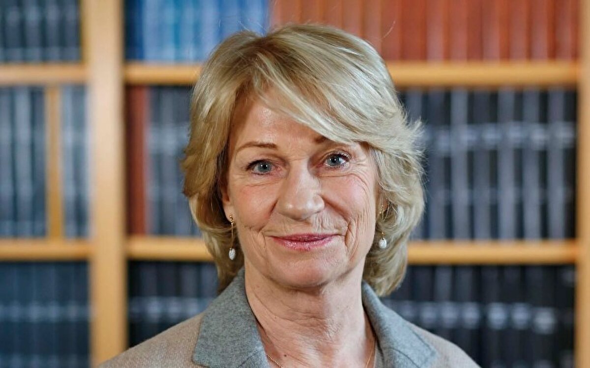 8. Marilyn Simons<br>Net servet: 31 milyar dolar<br><br>Yaş: 74<br><br>Vatandaşlık: ABD<br><br>Ünlü yatırımcı Jim Simons, 2024'ün Mayıs ayında hayatını kaybetmiş ve servetinin büyük bir bölümü eşi Marilyn Simons’a kalmıştı.<br><br>Marilyn Simons kariyerinin büyük bir bölümünü hayırsever liderliğe adadı ve şu anda Cold Spring Harbor Laboratuvarı ve East Harlem Scholar Academies'in yönetim kurullarında yer alıyor.<br><br>Marilyn Simons’un toplam serveti 31 milyar doların üzerinde.