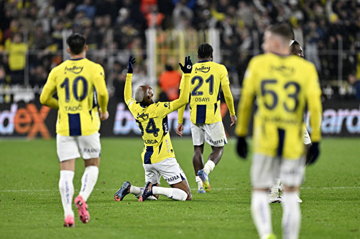 Trendyol Süper Lig'in 30. haftasında Fenerbahçe, Trabzonspor'u konuk etti. İlk yarıyı 1-0 geride kapatan sarı-lacivertliler, ikinci yarıda baskılı oyunuyla üst üste goller buldu.