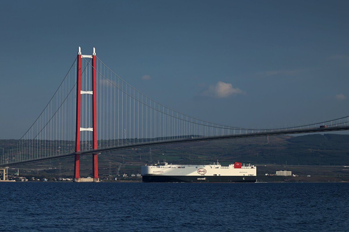 Çanakkale Boğazı ve Osmangazi Köprüsü'nden geçişi esnasında görüntülenen 7 bin araç kapasiteli gemi, 199,9 metre uzunluğa, 38 metre genişliğe sahip. Gemiyle 69 bin 250 brüt tonaj ve 21 bin 400 net tonaj kapasitesi sayesinde geniş ölçekli sevkiyatlar verimli şekilde gerçekleştiriliyor.