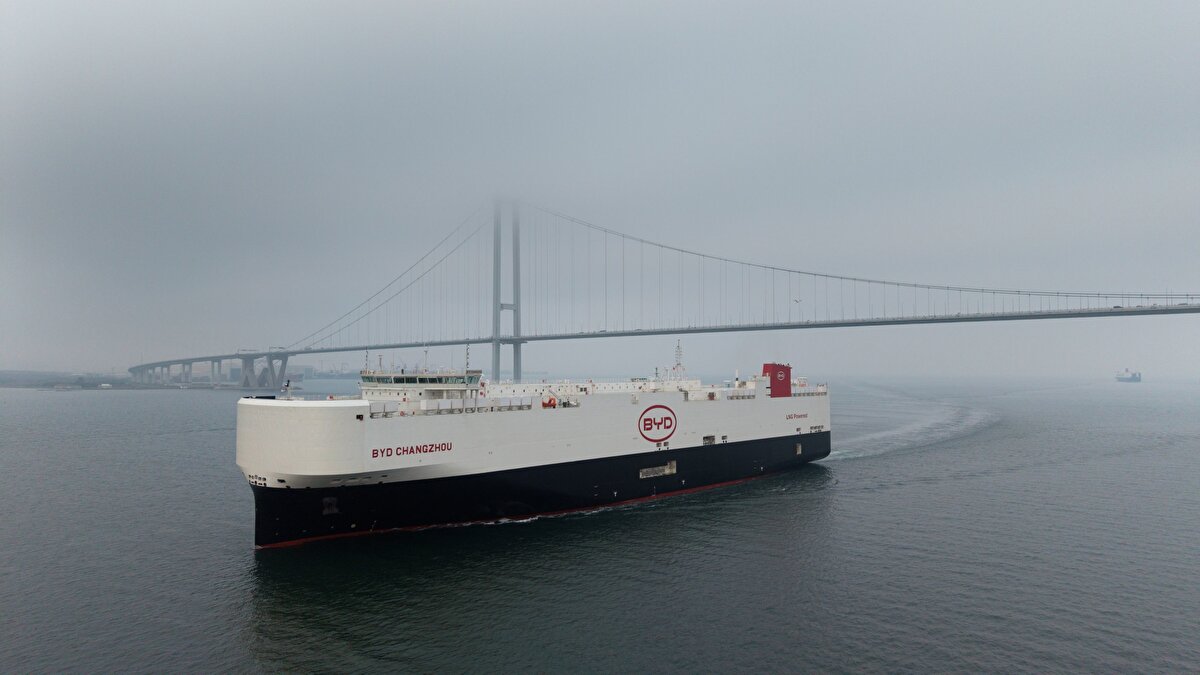 Çift yakıtlı tahrik sistemiyle çalışan gemi, sıvılaştırılmış doğal gaz kullanılarak karbon emisyonlarını azaltıyor. Böylece çevreci teknoloji, şirketin küresel sürdürülebilirlik hedeflerini destekliyor.