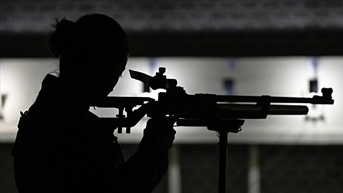 Kadınların askerlik hizmetine katılımı, ülkeden ülkeye değişen savunma politikalarına göre şekilleniyor.<br><br>Şu anda dünya genelinde 22 ülke, kadınları zorunlu askerlik hizmetine tabi tutuyor. Danimarka ile bu sayı gelecek yıl 23'e çıkacak.<br><br>Bazı ülkelerde kadınlar yalnızca idari ve destek birimlerinde görev alırken, bazı ülkelerde ise muharip birliklerde aktif olarak yer alıyor.