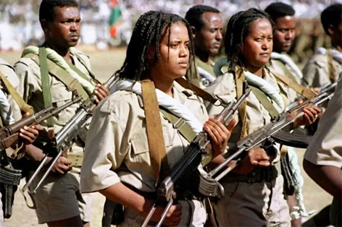 Avrupa ülkelerinden Hollanda'da ise kadınlara zorunlu askerlik celbi gönderilse de orduya aktif olarak katılım sağlanmıyor. Ülkede 1997'de çıkan yasayla askerlik yükümlülüğü askıya alınmış durumda.<br><br>Afrika ülkesi Eritre'de ise 1993'te kazanılan bağımsızlıktan bu yana kadınlar da dahil olmak üzere tüm vatandaşlara zorunlu askerlik uygulanıyor. Eritre'de askerlik süresi çoğu zaman belirsiz ve yıllarca sürebiliyor.<br><br>Kuzey Kore'de kadınlar 17 yaşında askere alınıyor ve en az beş yıl boyunca zorunlu hizmet veriyor. İsrail'de ise kadınlar, 1948 yılından bu yana zorunlu askerlik kapsamına alınıyor. Kadınlar ülkede 24 ay boyunca askerlik yapıyor.