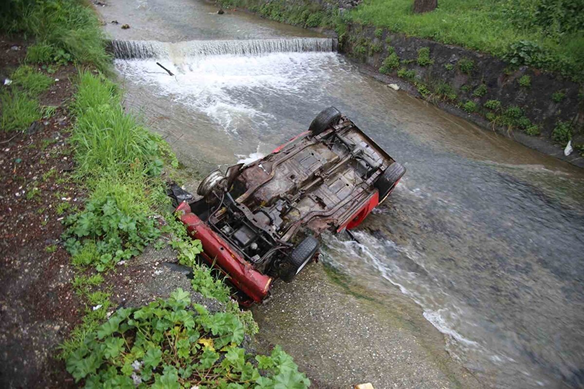 Uzun süredir park halindeki kullanılmayan otomobil, gece kimliği belirsiz kişiler tarafından Gökdere’ye itildi. Yağmurun da etkisiyle hızla akan Gökdere’nin içerisinde sabah otomobili görenler, gözlerine inanamadı.